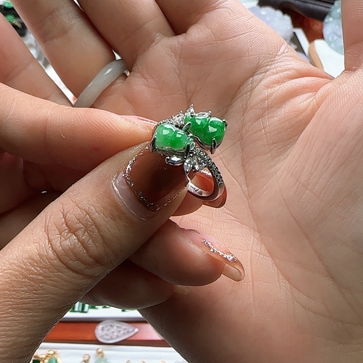 翡翠颈饰未镶嵌绿葫芦戒指