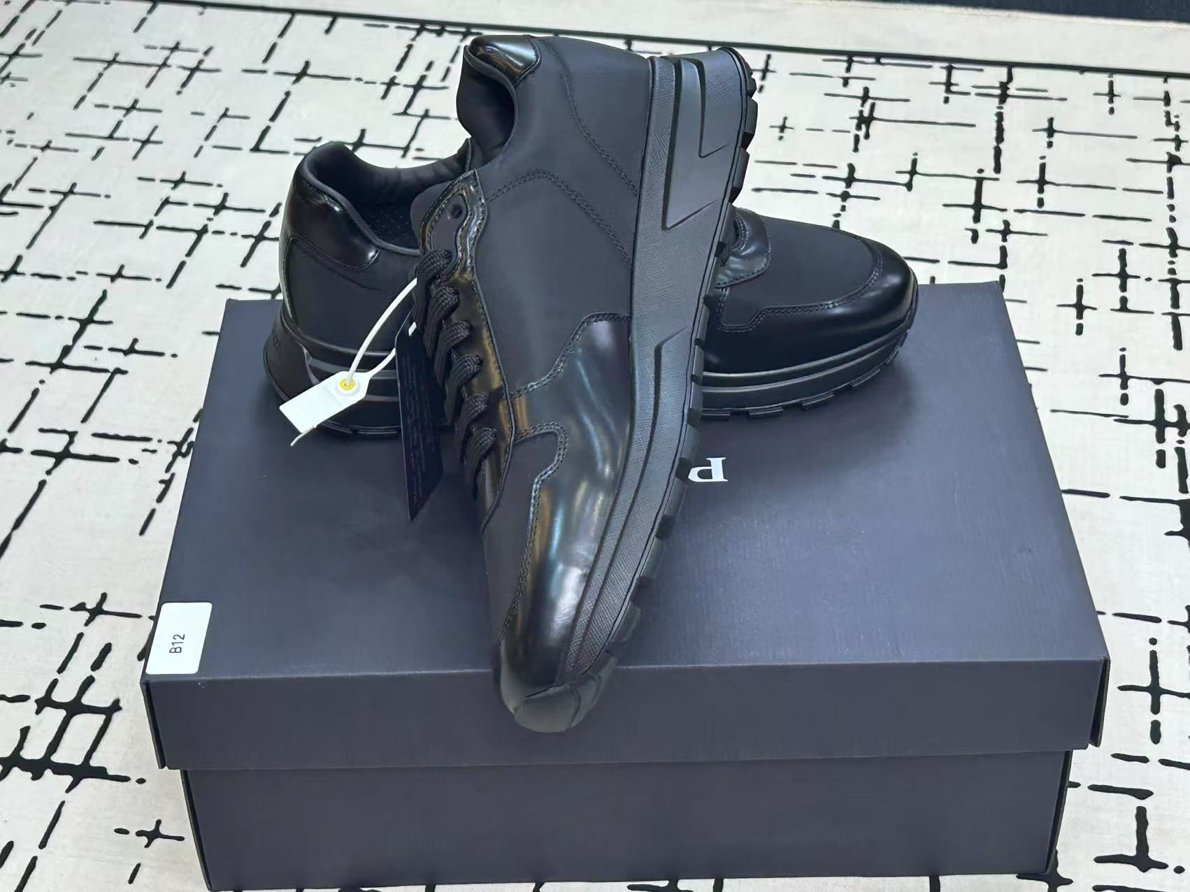 小拉三角  黑色运动鞋 B12