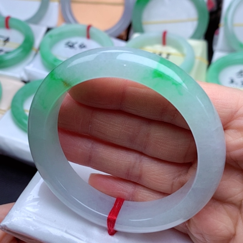 【闪购商品】翡翠手镯未镶嵌            正圈56冰白底青