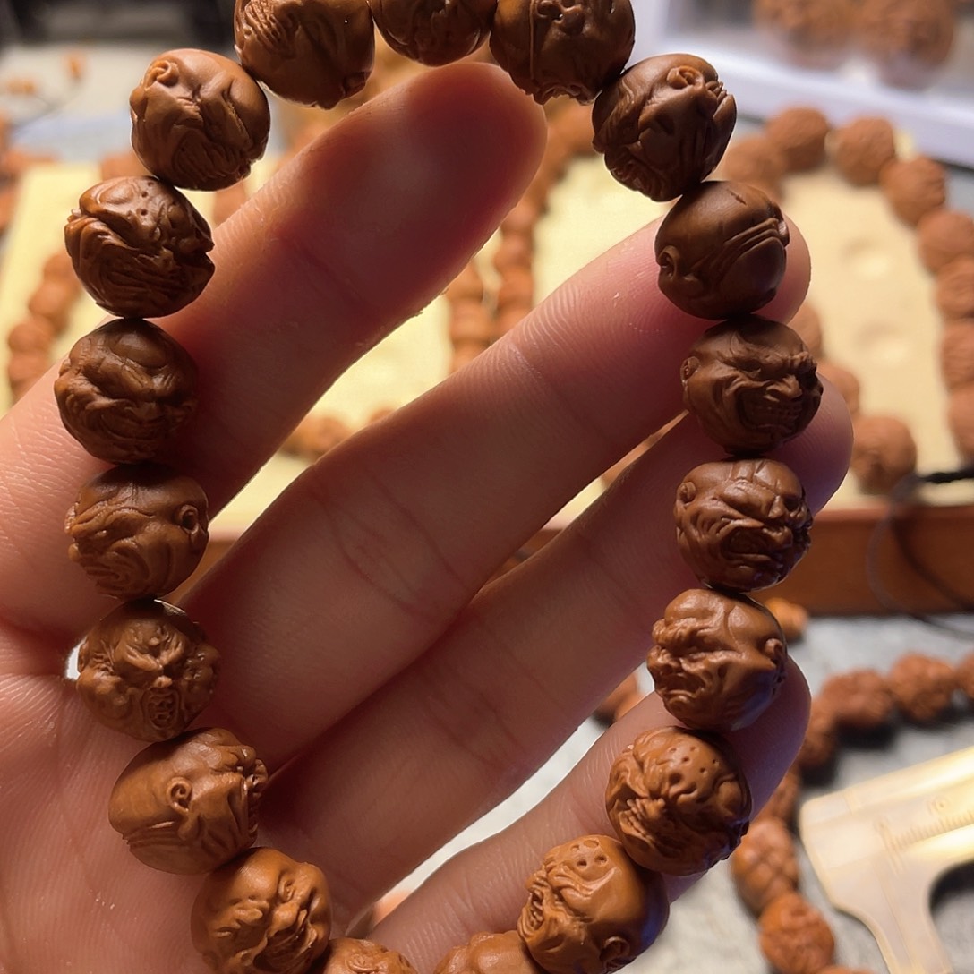 龙纹桃核雕刻恶僧