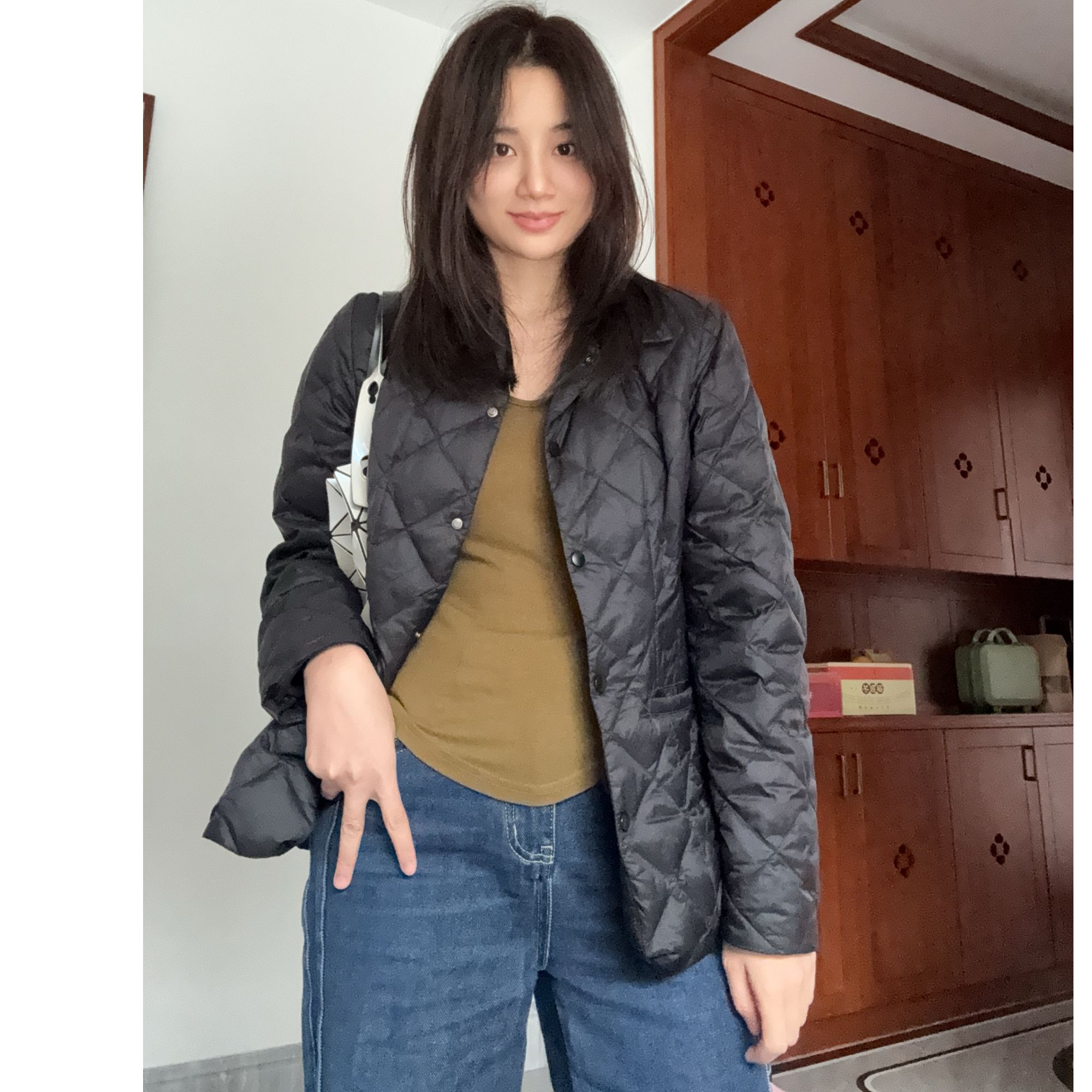 MC”都市经典”纯色薄款衬衫领短款黑色小香风菱形格鹅绒服