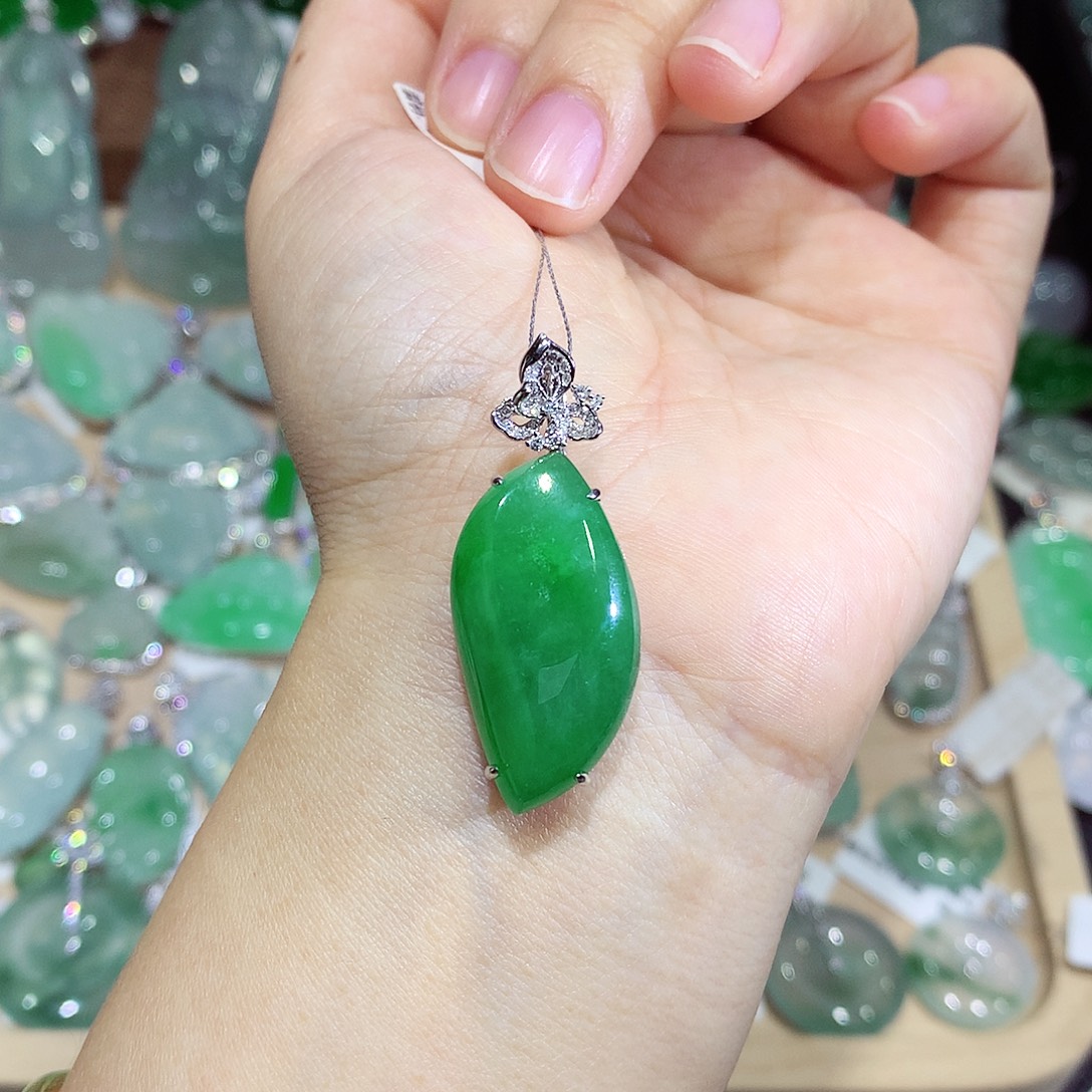 y***y翡翠18K金镶嵌颈饰随行