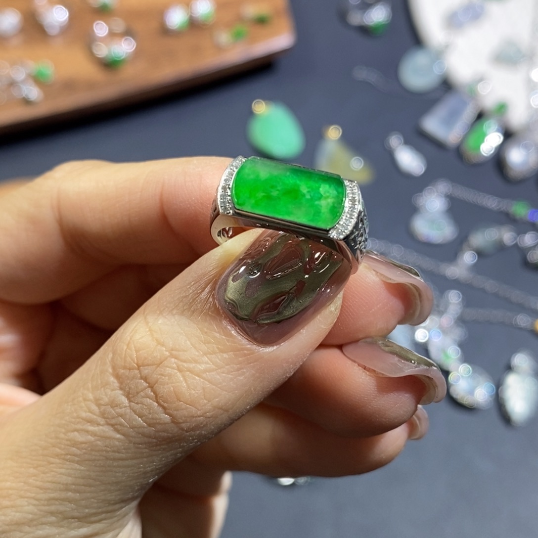 翡翠18K金镶嵌戒指