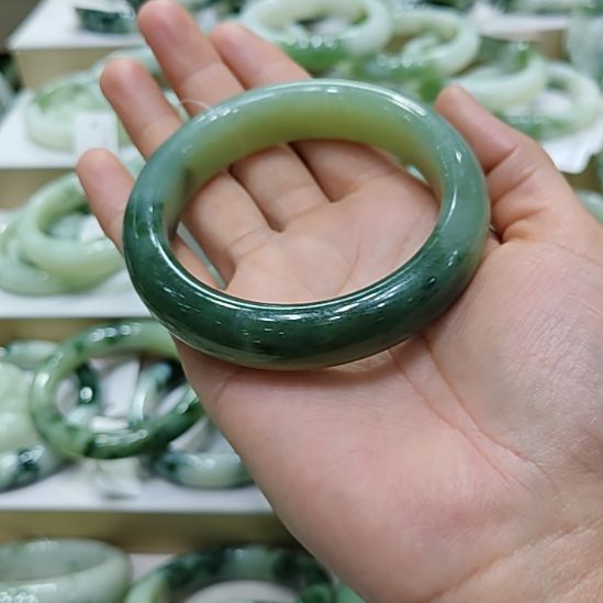 伤***葱透闪石-蛇纹石玉未镶嵌手镯