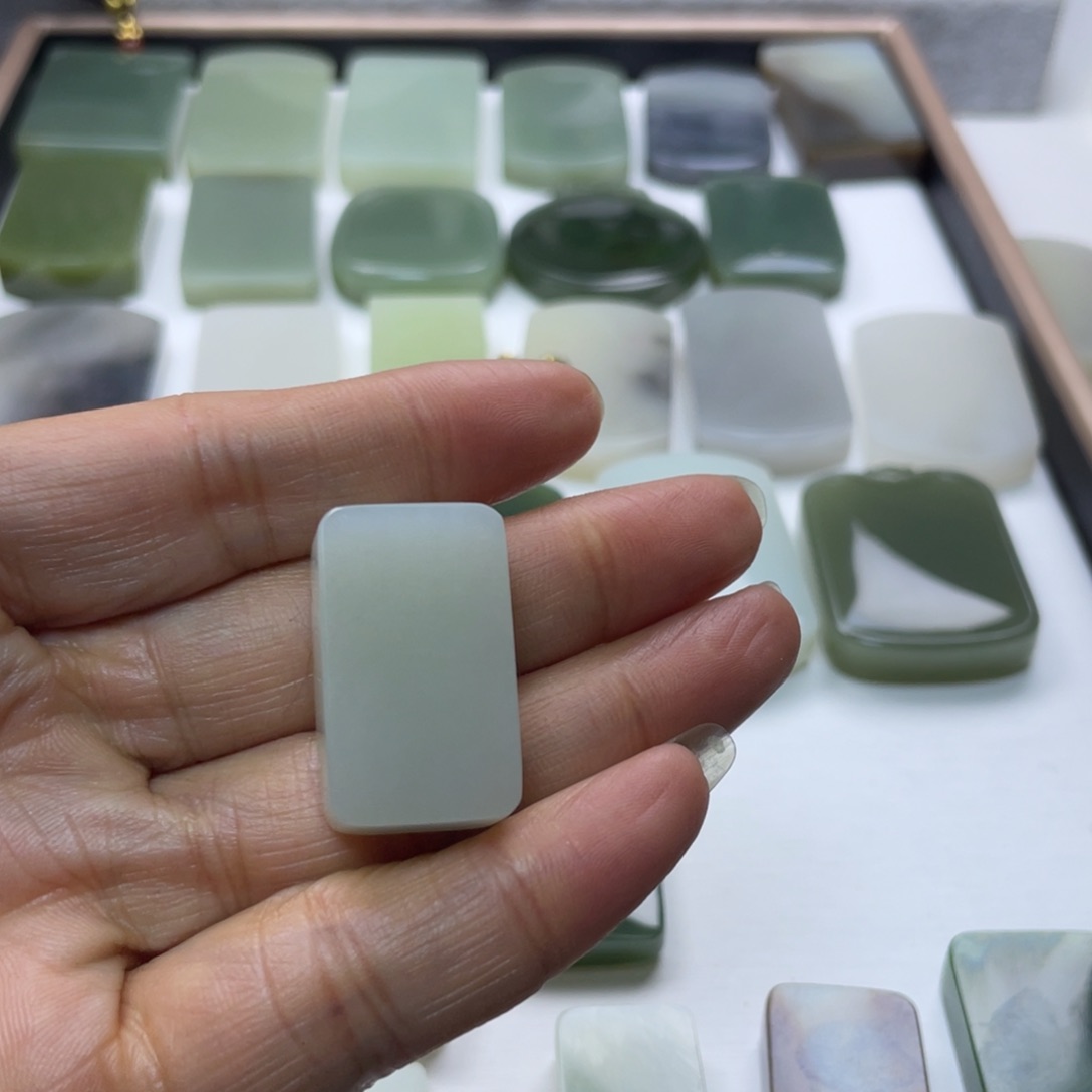 和田玉未镶嵌颈饰阿*哥