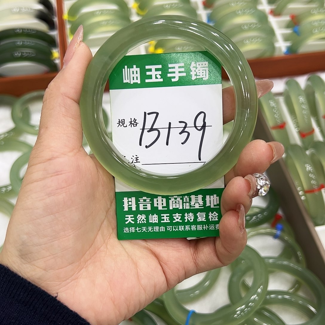 爱***者蛇纹石玉未镶嵌手镯