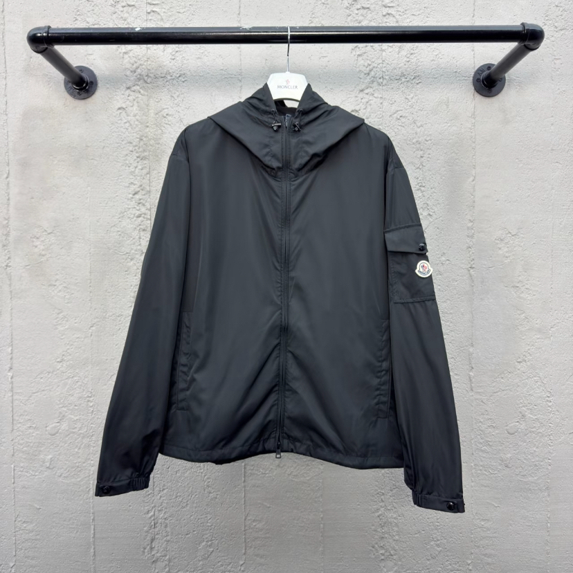 未使用 MONCLER 蒙口 25新款帽檐浮雕字母logo黑色风衣夹克