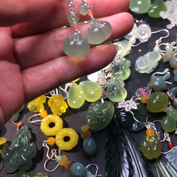 小***儿蛇纹石玉未镶嵌耳坠