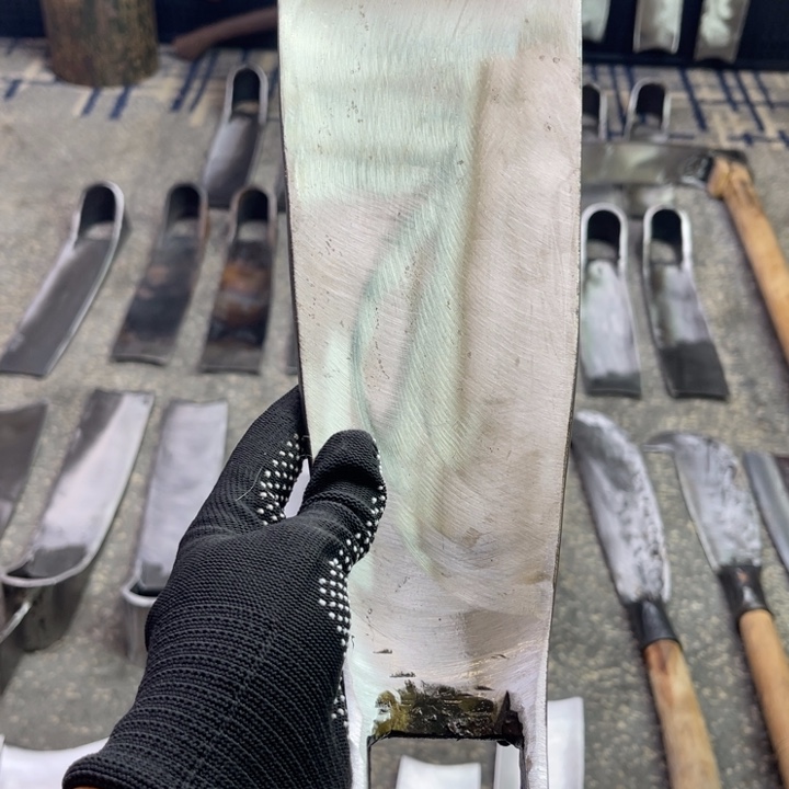 勾***朱龙泉手工制作工艺锄头