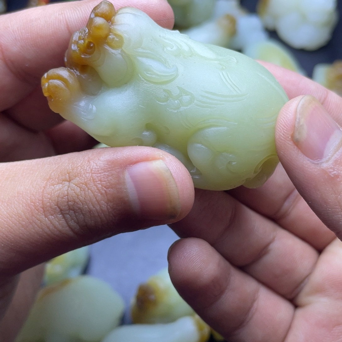 用***9和田玉（糖玉）未镶嵌颈饰