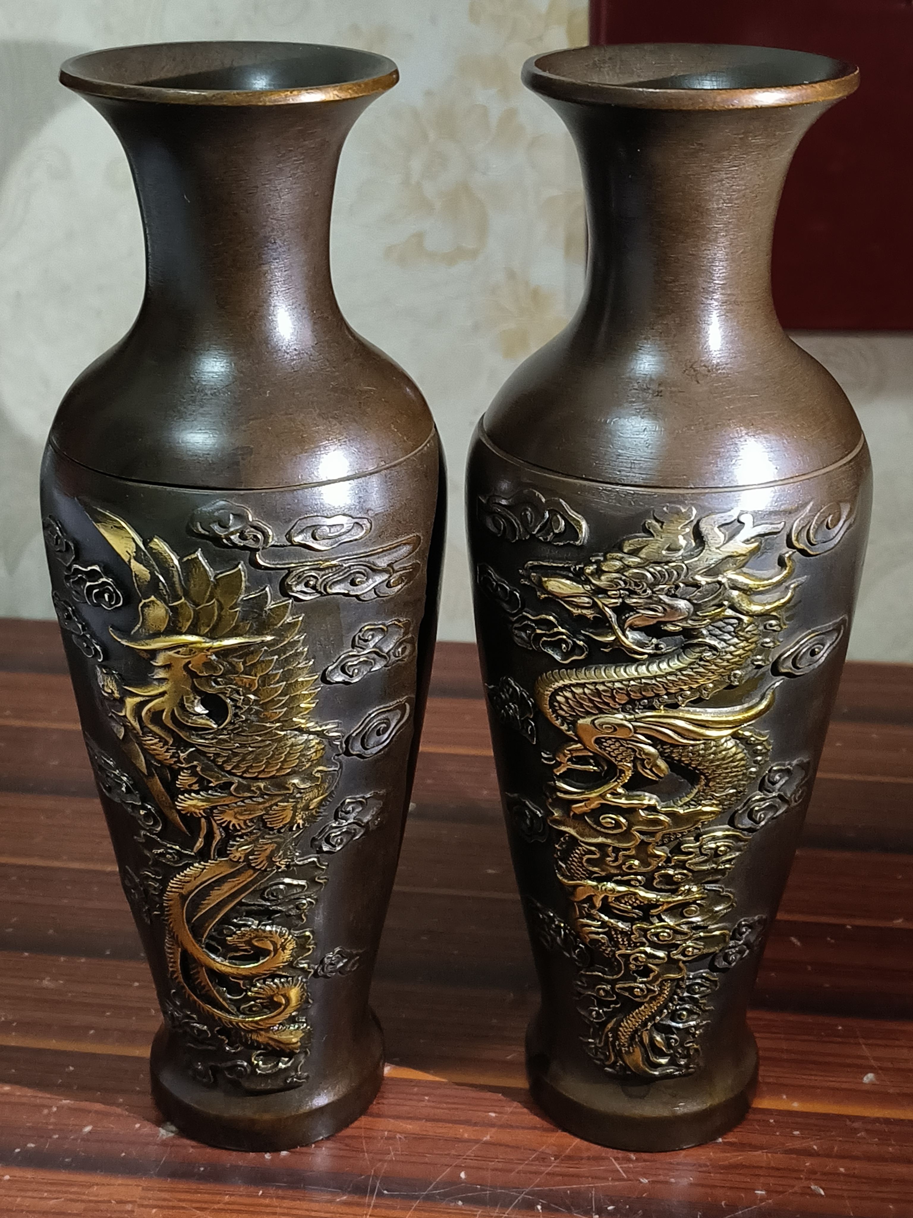 龙凤呈祥花瓶摆件，高度20厘米.口径5厘米一对1300左右