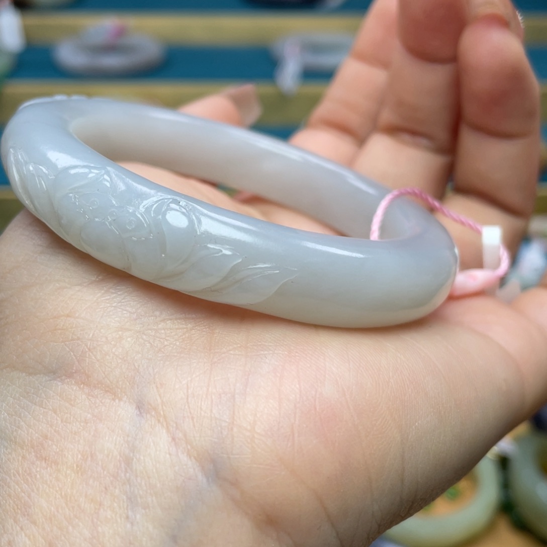 和田玉手镯56+圈口。编号A4未镶嵌宁