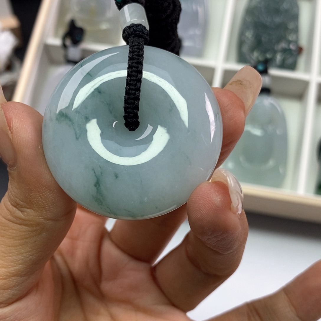 翡翠挂件未镶嵌翡翠