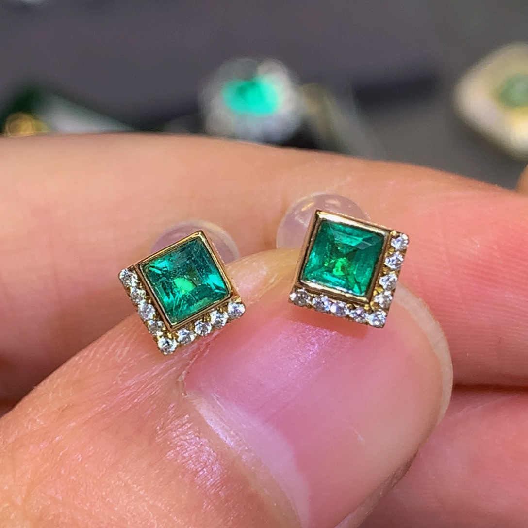 耳饰18K金镶嵌祖母绿