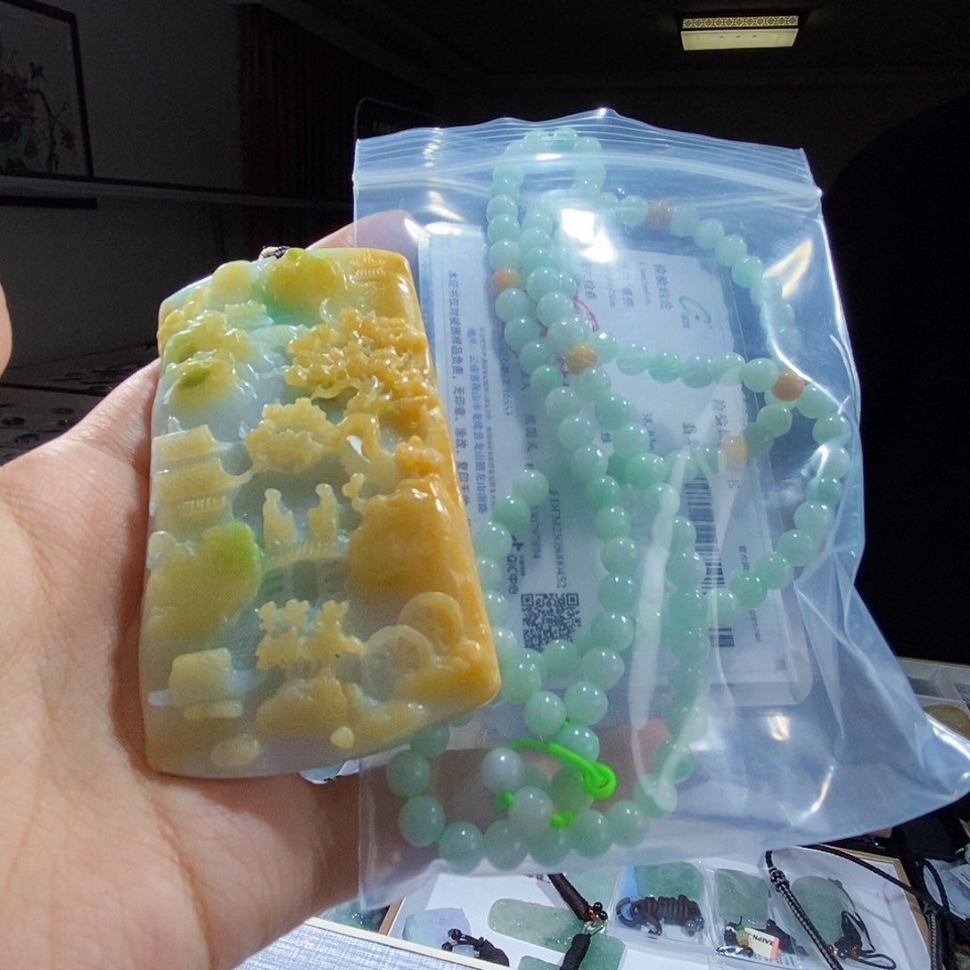 翡翠未镶嵌颈饰阳**翡翠