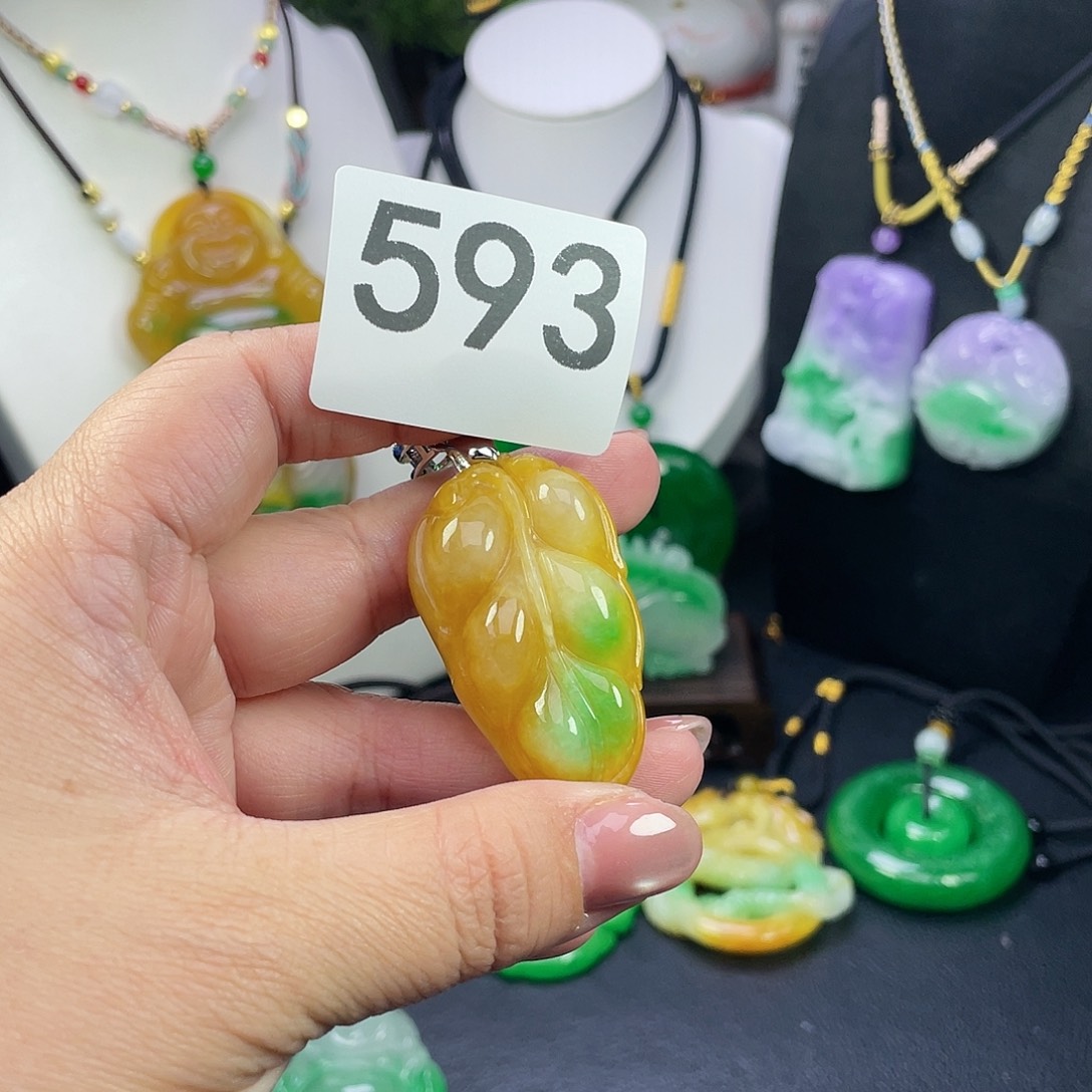 翡翠未镶嵌吊坠(赠链)