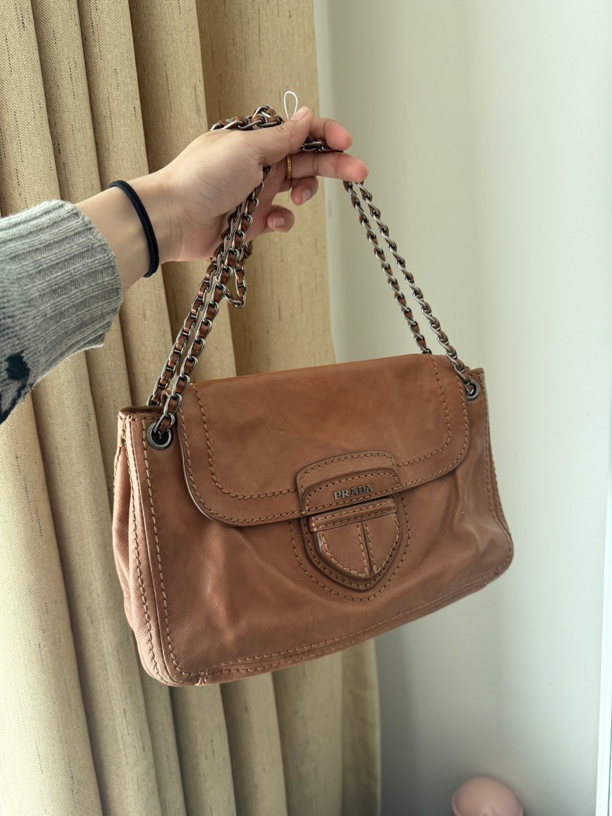 95新 Prada/普拉达 牙牙 中古咖啡色猪鼻子小号斜挎包 亏清