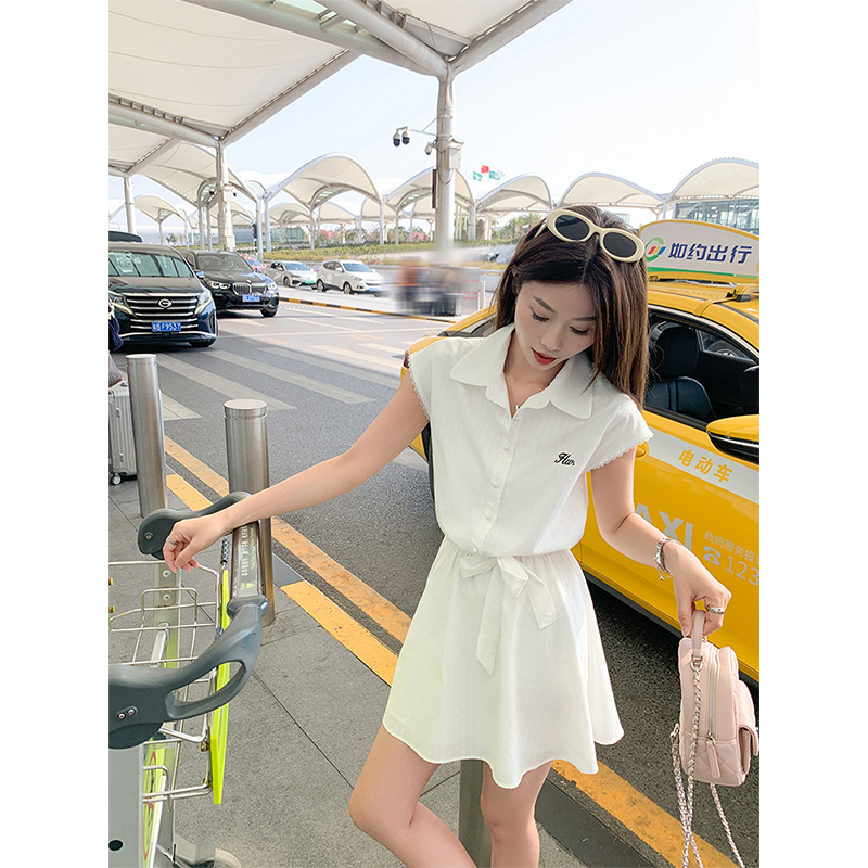 曾小咸法式收腰绑带白色翻领连衣裙Z251LQZ0468