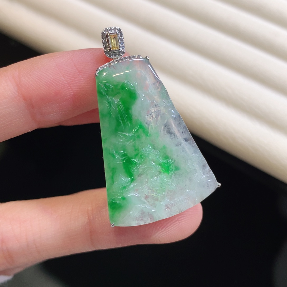 翡翠颈饰18K金镶嵌山水牌