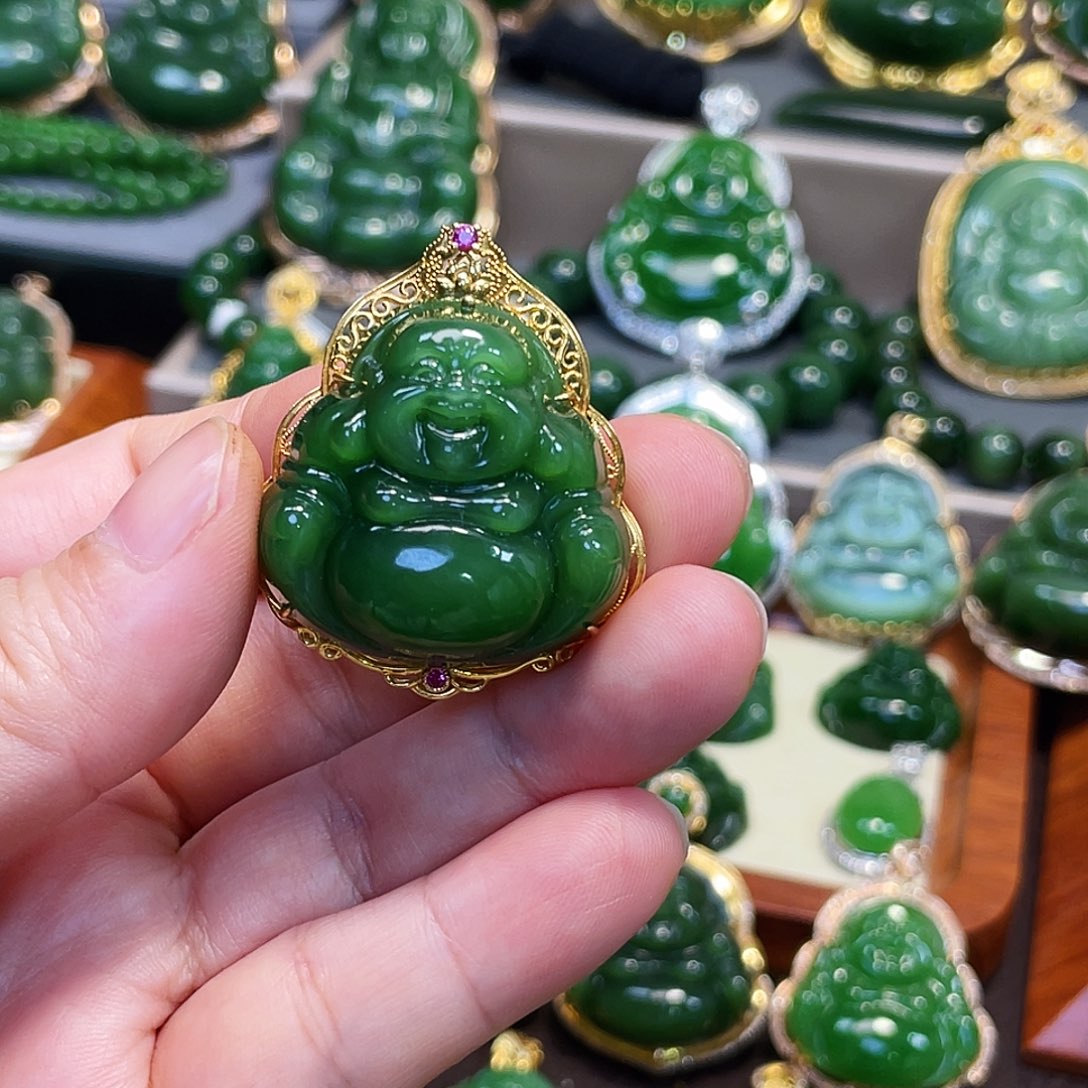 和田玉（碧玉）颈饰18K金镶嵌辣绿佛公30mm