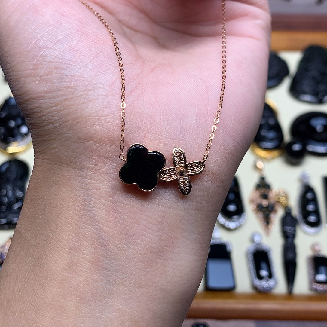 翡翠18K金镶嵌套链四叶草