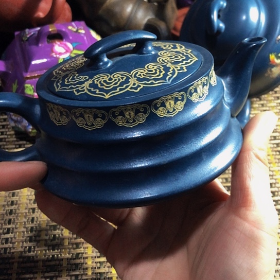 紫砂茶壶原矿泥料手工制作的紫砂壶。