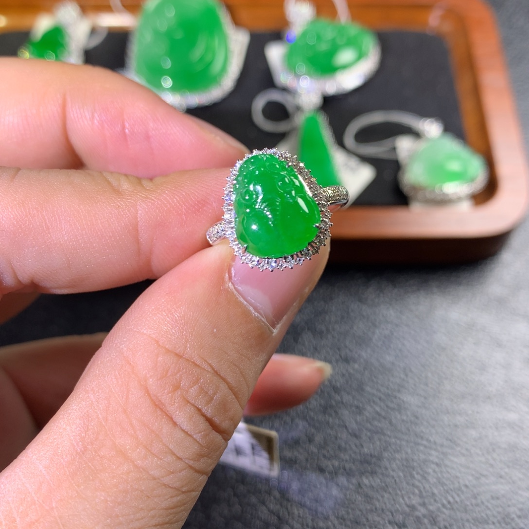 翡翠18K金镶嵌戒指翡翠