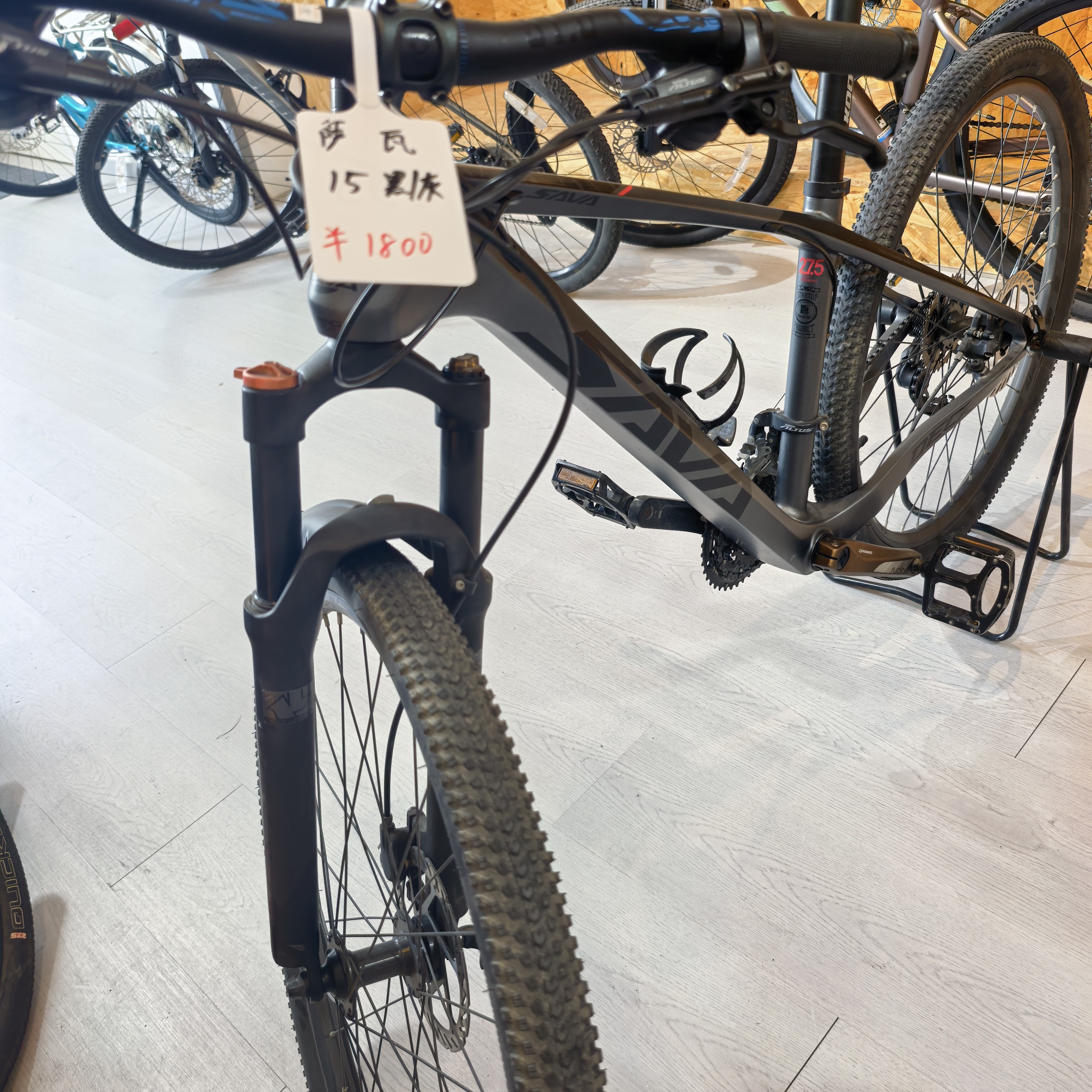 93山地自行车，萨瓦，15寸，27速，碳纤维车架，油刹