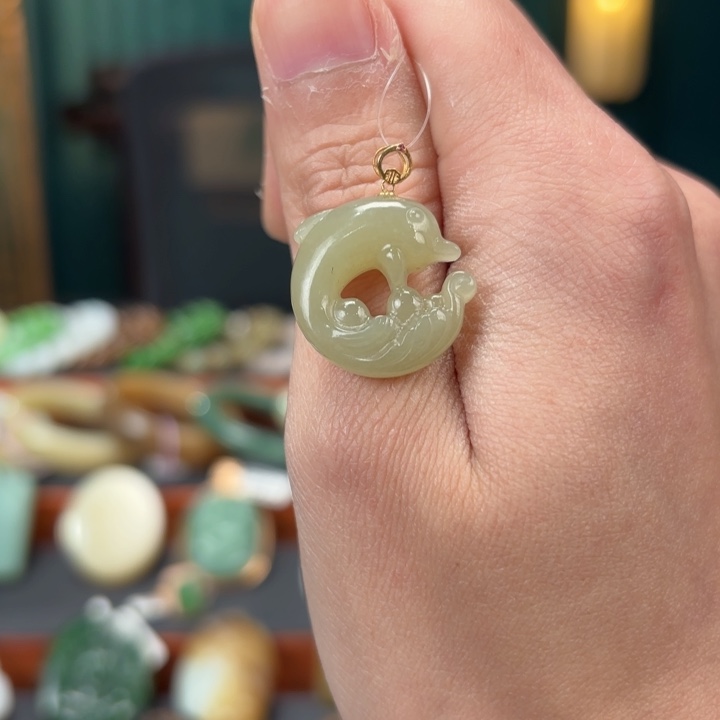 和田玉吊坠18K金镶嵌