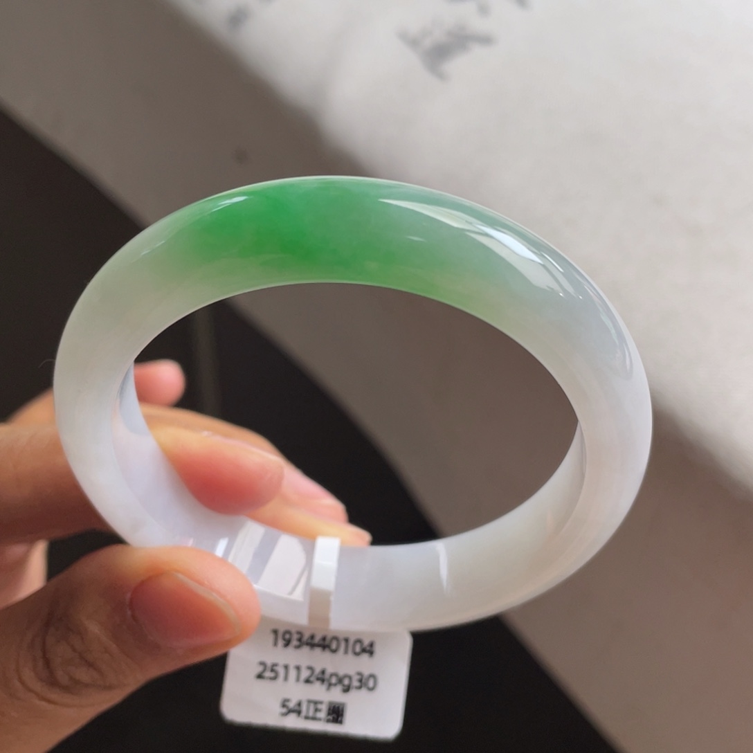 翡翠未镶嵌手镯白底青手镯【强推】有纹