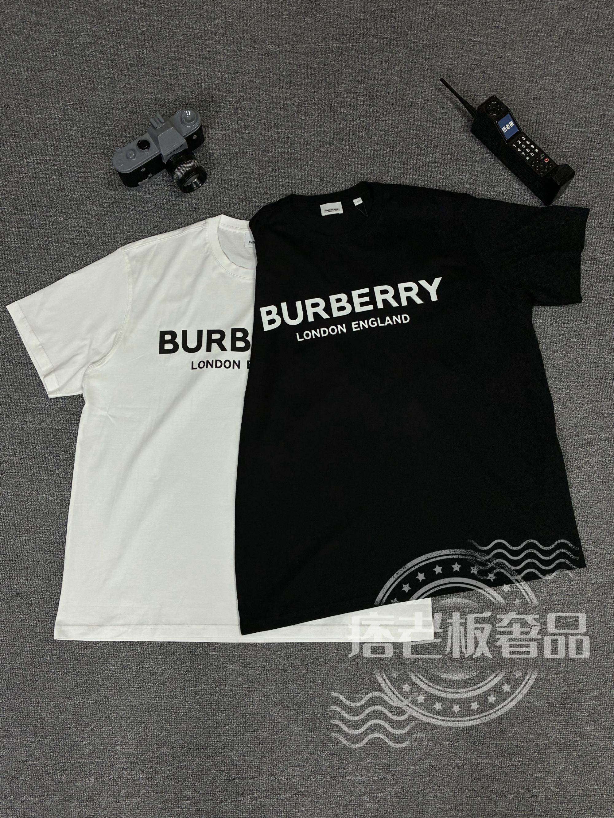 未拆封 BURBERRY/博柏利 双排字母伦敦限定短袖