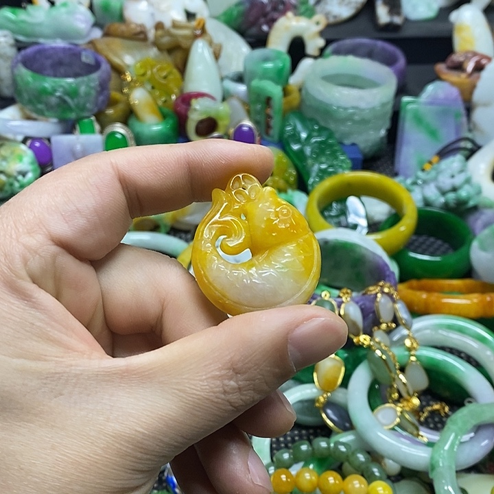 颈饰未镶嵌翡翠缅甸翡翠首饰市场