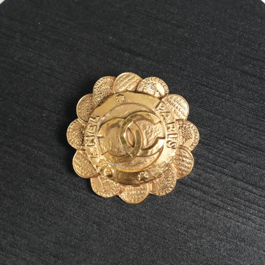 Chanel 浮雕双C金色花朵胸针