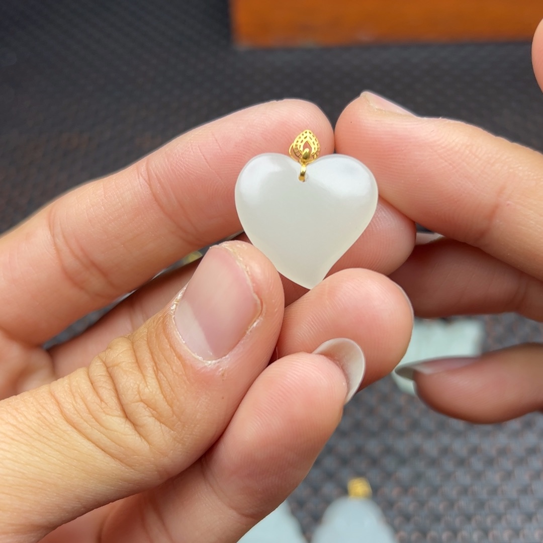 和田玉挂件18K金镶嵌