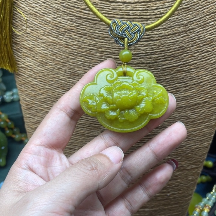 蛇纹石玉吊坠合金