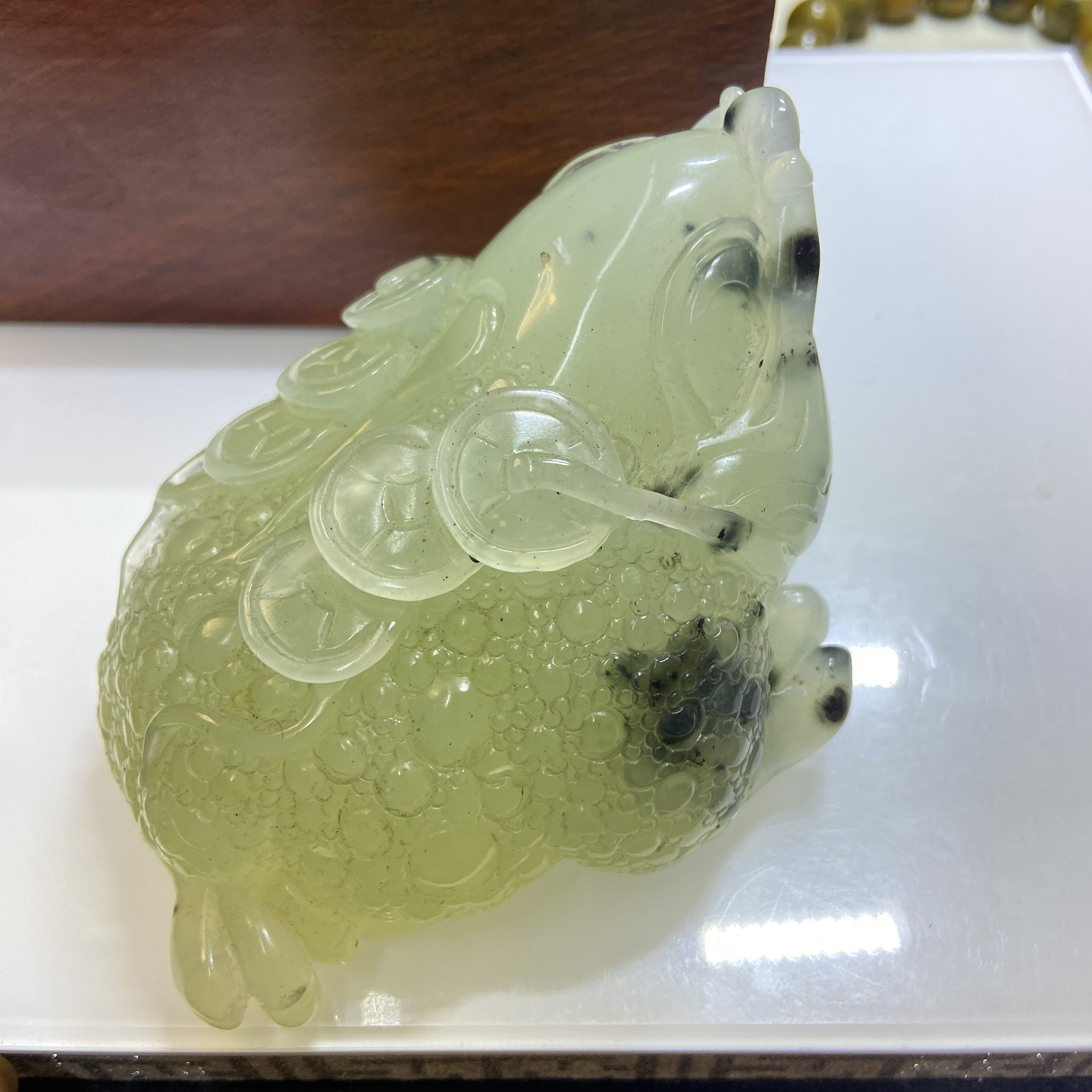 岫玉俏色巧雕水墨金蟾茶宠桌摆手工雕刻