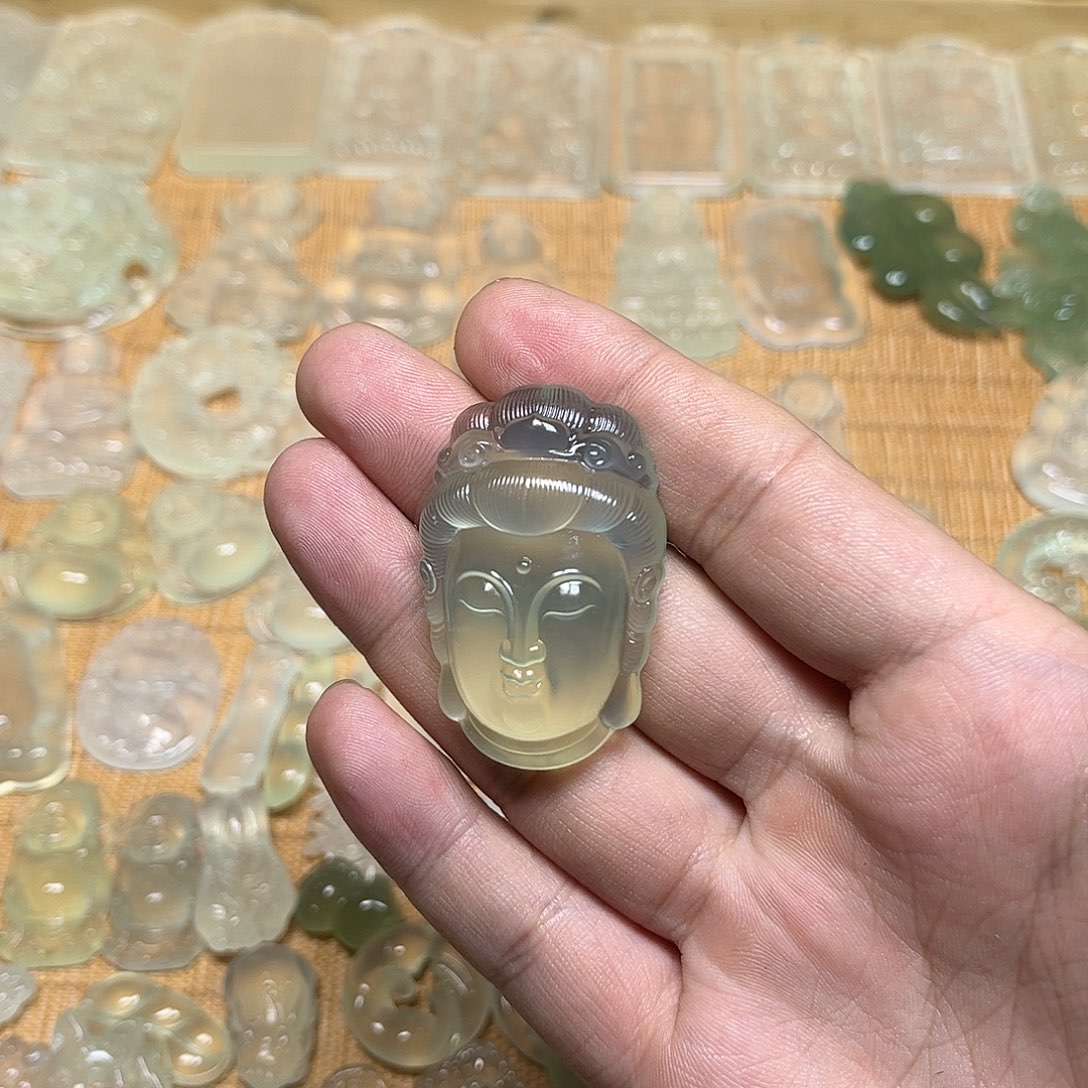 睡***！蛇纹石玉未镶嵌颈饰