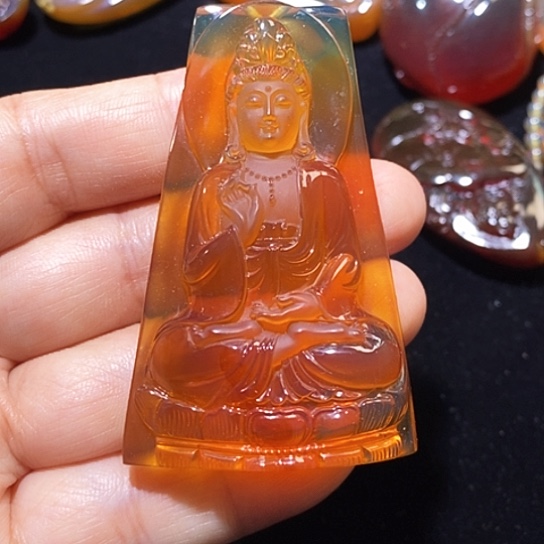 琥珀未镶嵌颈饰正装观音