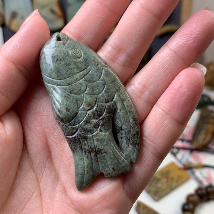 透闪石质玉挂件未镶嵌