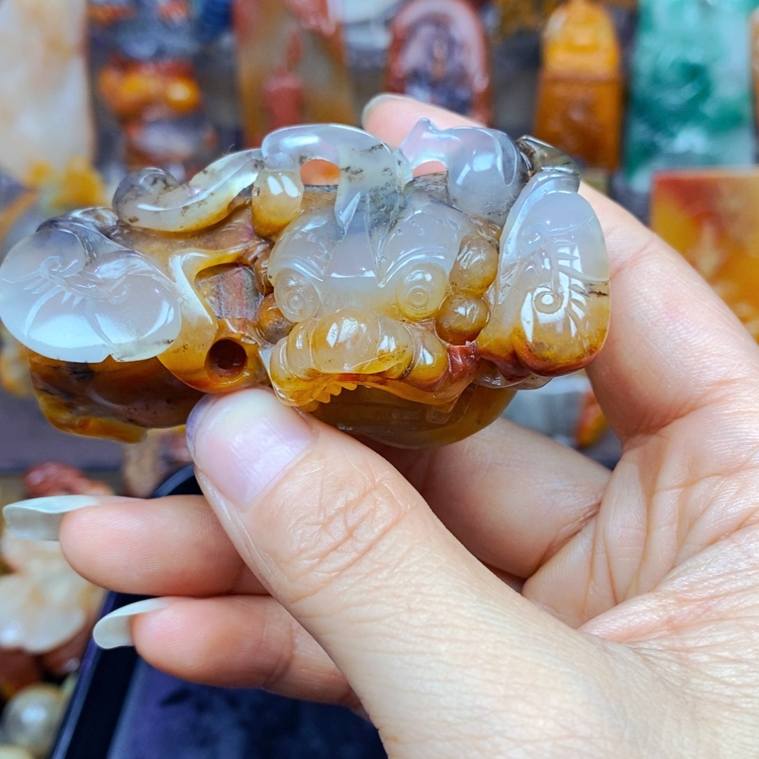 石英质玉（黄龙玉）未镶嵌颈饰