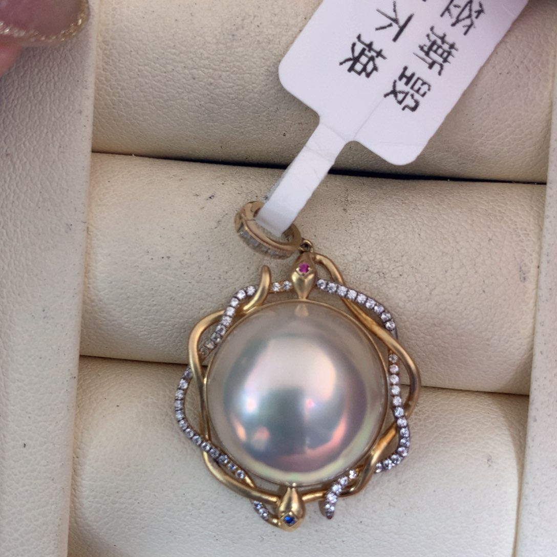 18K金镶嵌拼合珍珠（马贝珠）颈饰