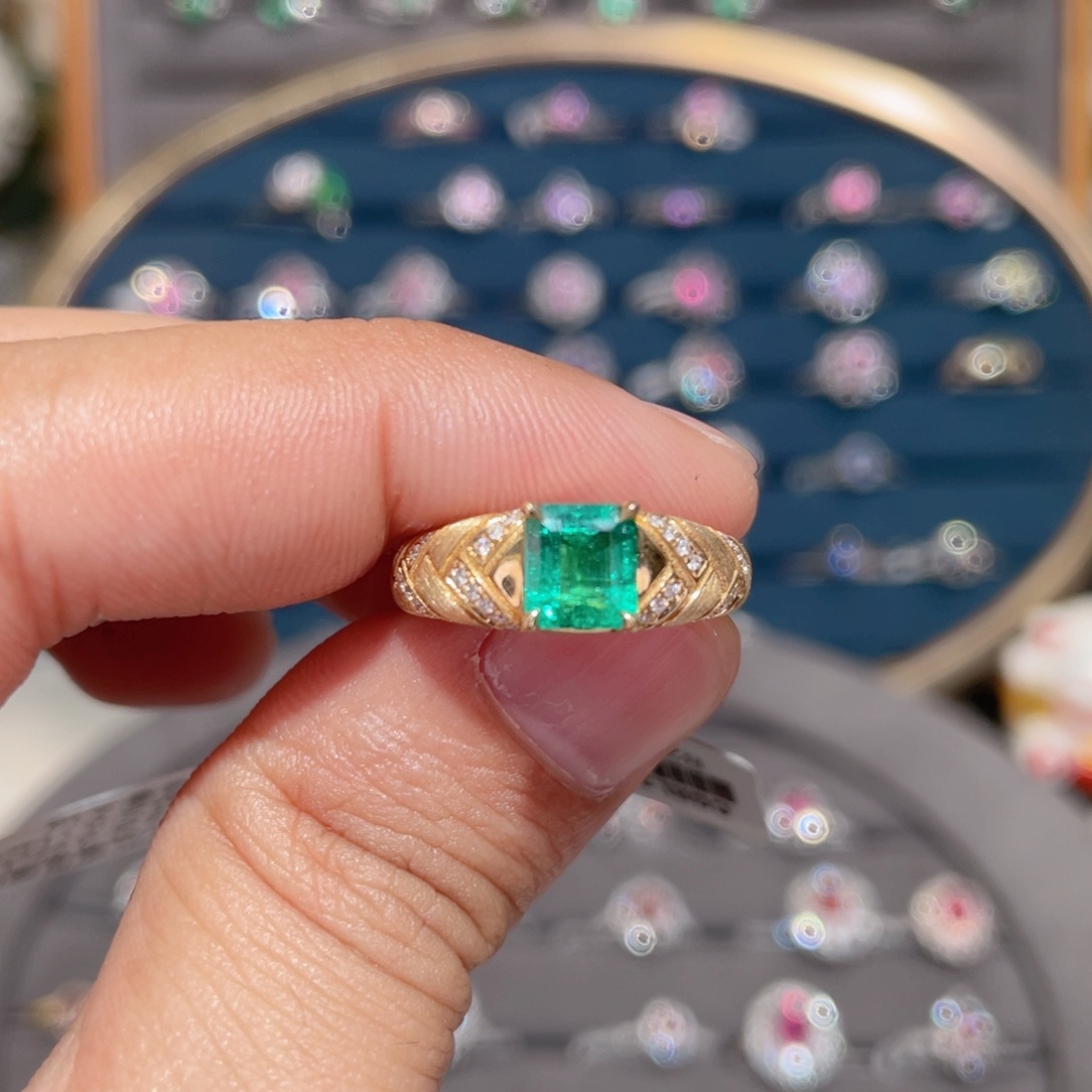 祖母绿戒指18K金镶嵌0.95ct