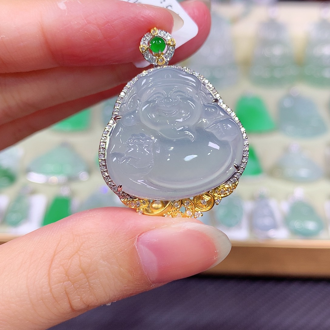 翡翠18K金镶嵌颈饰财神爷