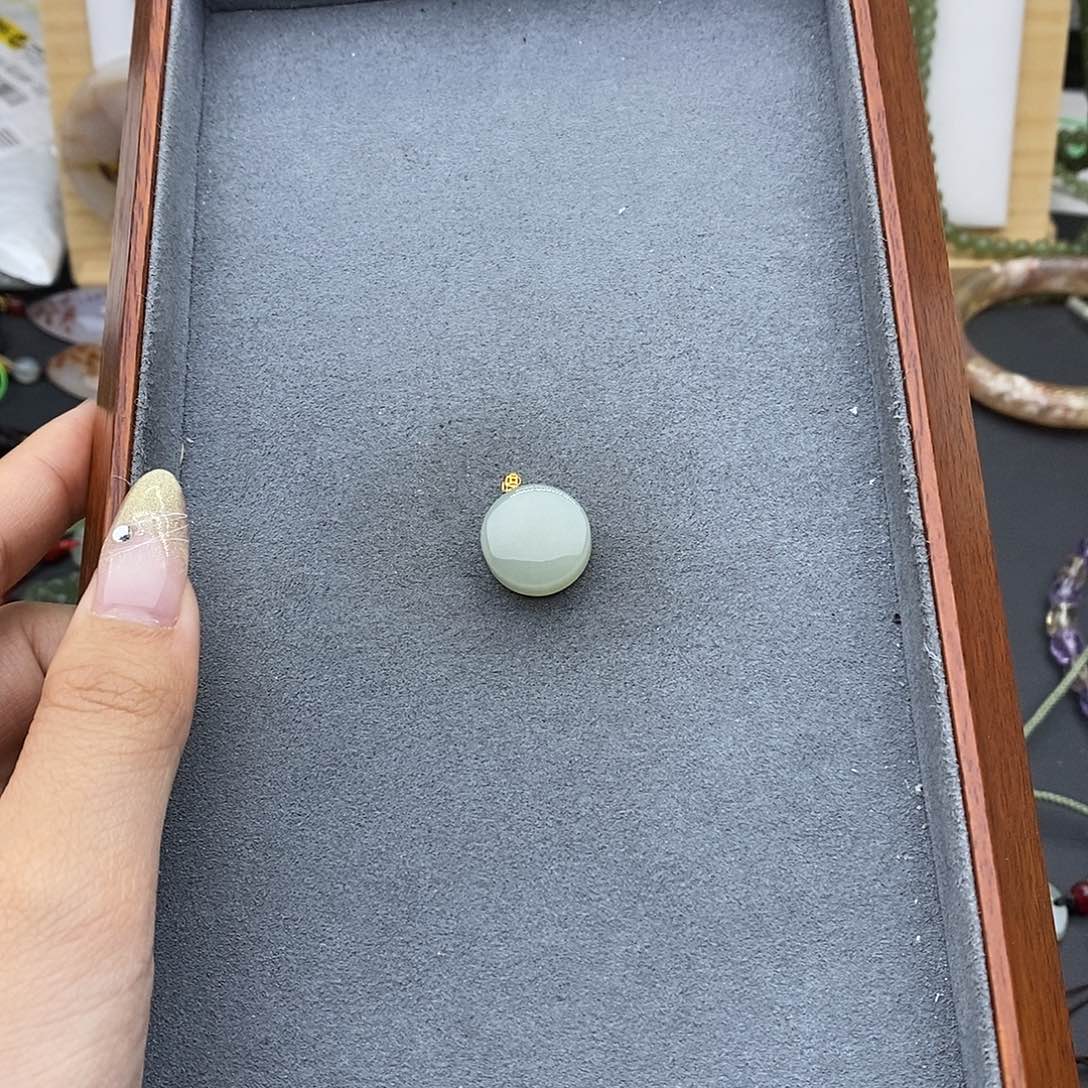 和田玉吊坠(不含链)18K金镶嵌