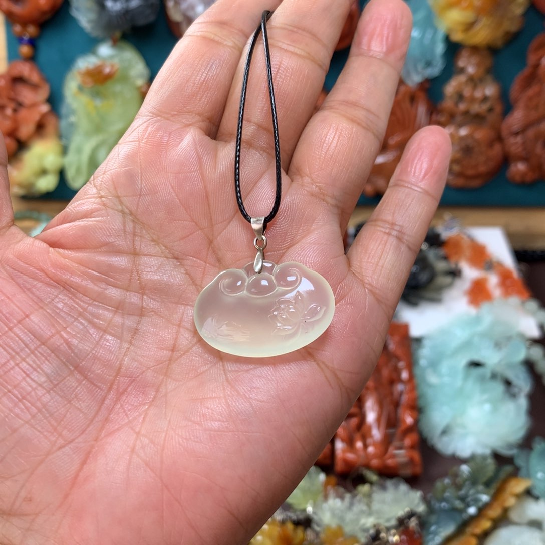 蛇纹石玉挂坠未镶嵌