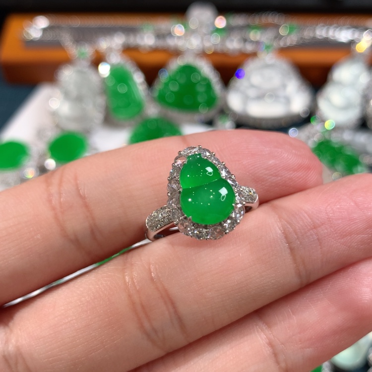 【闪购商品】翡翠颈饰18K金镶嵌团****?葫芦