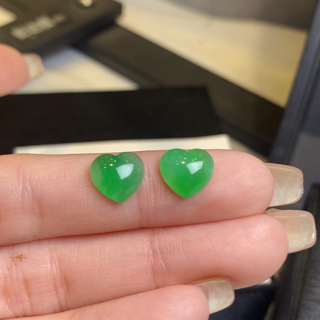 翡翠耳饰未镶嵌爱心裸石