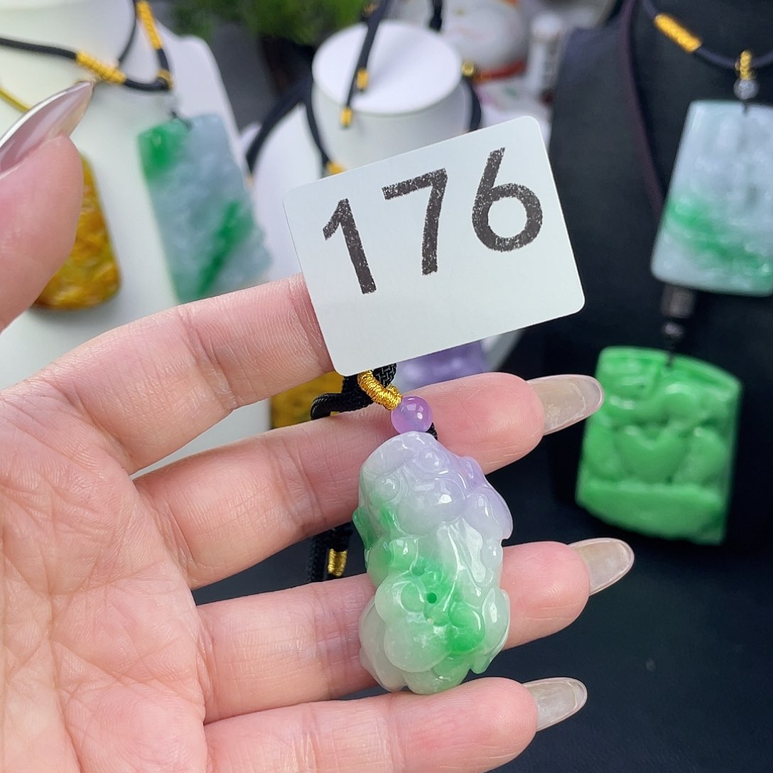 翡翠未镶嵌吊坠(赠链)