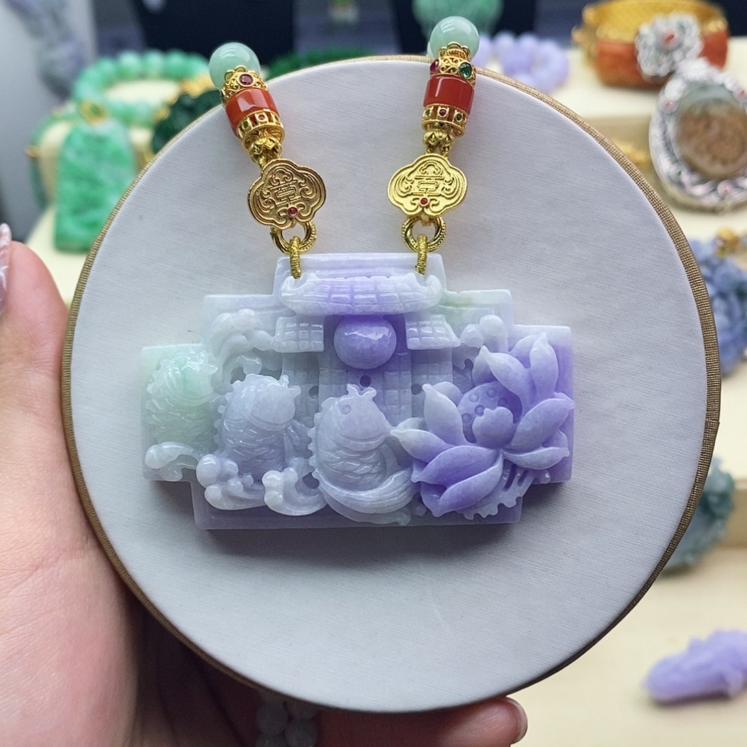 翡翠未镶嵌吊坠(赠链)