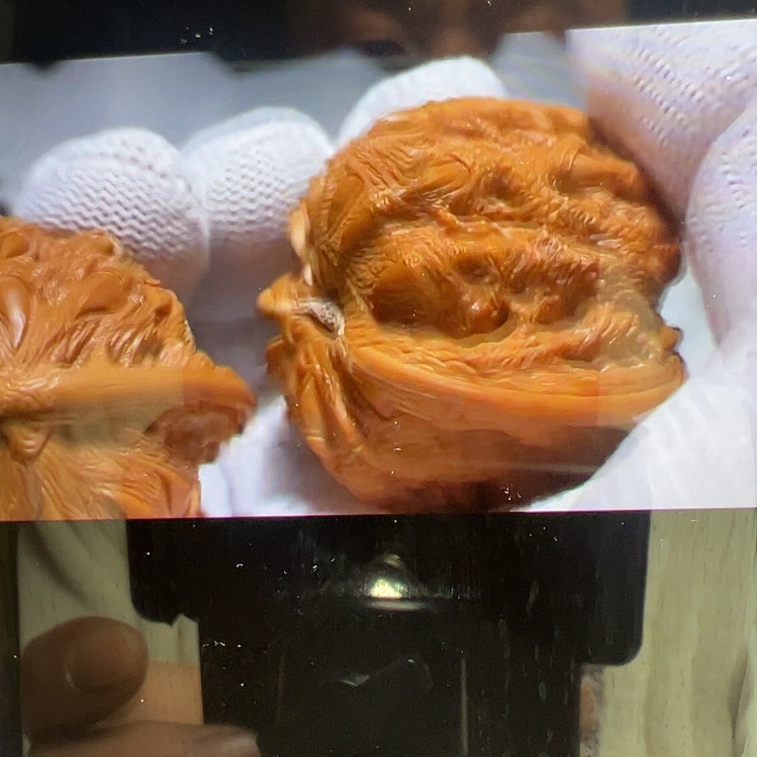 女***员核桃白狮子雕刻精品